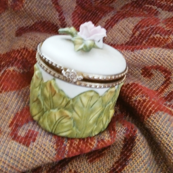 Collectable porcelain mini pill comtainer - Picture 2 of 13